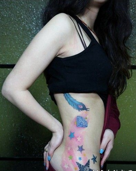 时尚美女腰部星星钻石纹身图案