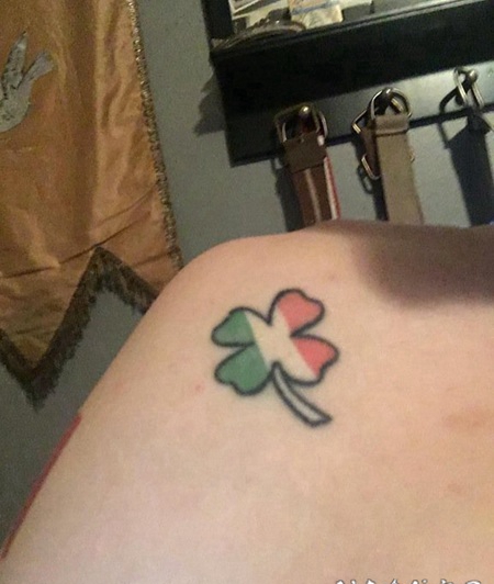 女性左肩上彩色的小清新植物纹身四叶草纹身图片