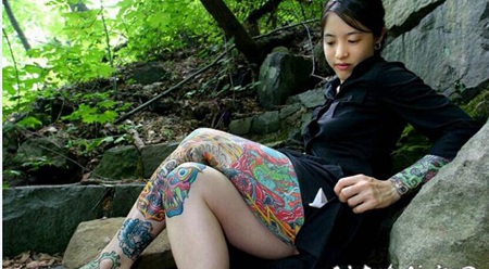 美女腿部和手臂艳丽迷人的彩绘纹身图案