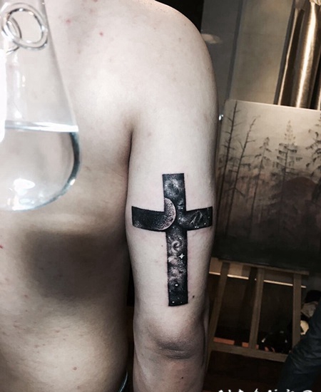 手臂梦幻星空十字架纹身图案
