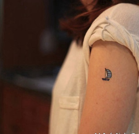女性手臂帆船小纹身图案
