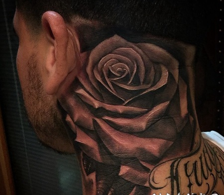 颈部层次分明的玫瑰纹身图案