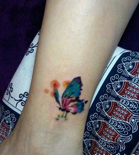 女人脚踝处漂亮好看的彩色蝴蝶纹身图案