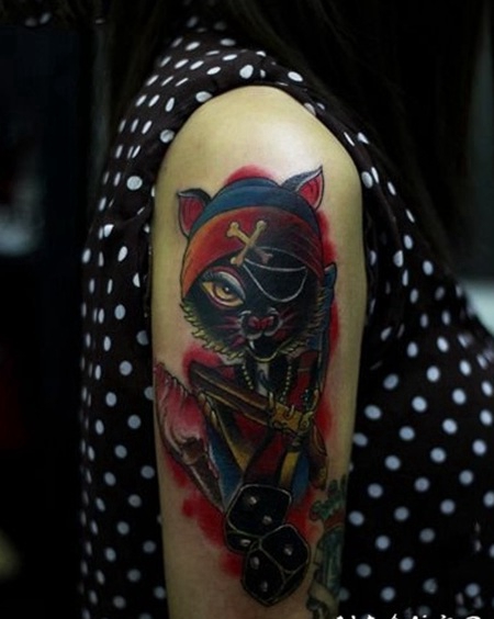 手臂狂野猫星人海盗纹身图案