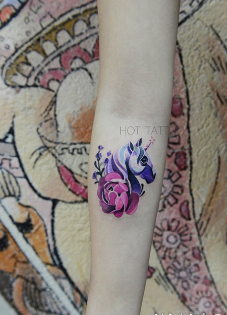 手臂独角兽玫瑰彩绘纹身图案