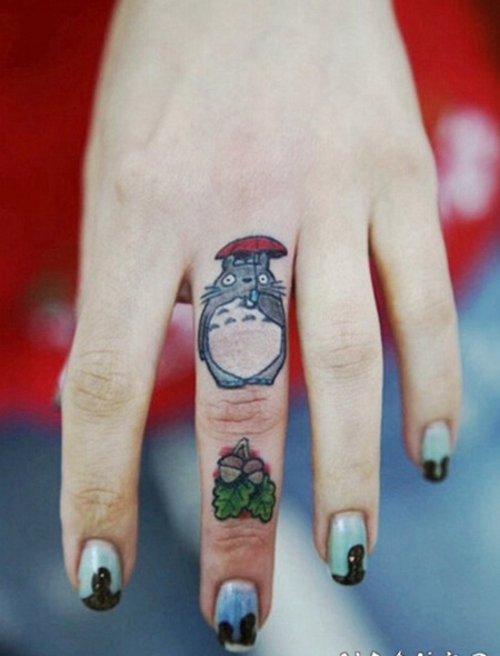 手指可爱经典的卡通龙猫纹身图案