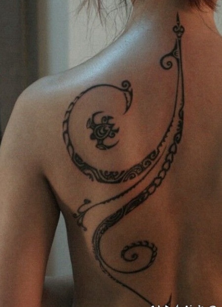 美女后背设计感图腾纹身图案