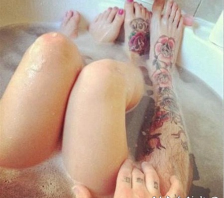 情侣腿部脚背彩色玫瑰藤蔓爱情纹身图案