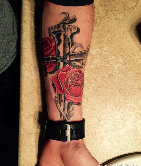 男性手臂内侧彩色十字架纹身玫瑰花纹身图片