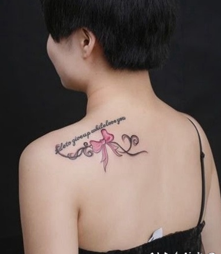 女生背部唯美英文蝴蝶结纹身图案