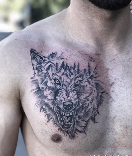 男性胸部上黑灰色山峰和狼头纹身图片