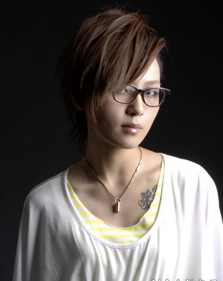 冷漠周笔畅胸部花体字母纹身