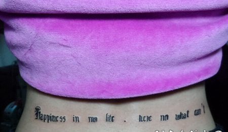 美女后腰哥特字体纹身图案