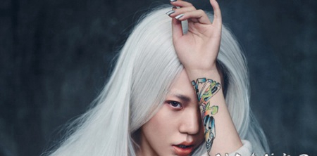 吴莫愁白发魔女造型秀手臂彩绘纹图案身