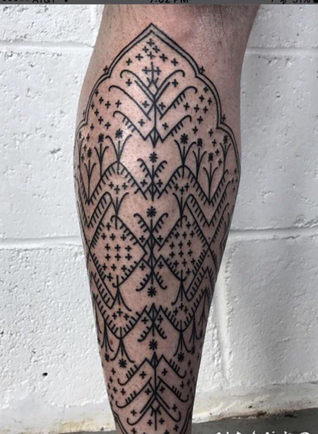 小腿上个性的密集的黑色图腾纹身图片