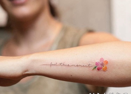 手臂小花与英文小清新纹身图案