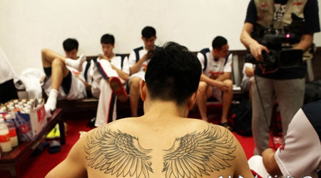 王仕鹏背部展露霸气翅膀纹身图案