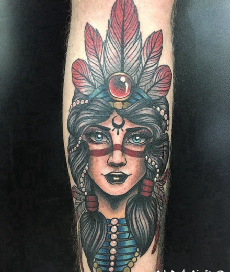 手臂上彩色的人物肖像纹身印第安人纹身图片
