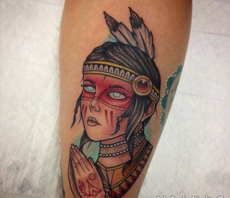 手前臂上精美的印第安风格的女孩纹身图片