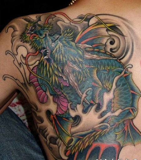 后背霸气的彩色鳌鱼纹身图案
