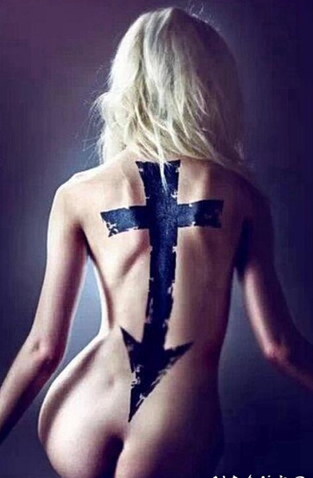 美女后背箭头十字架纹身图案