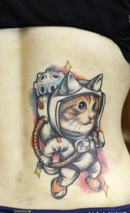女性后腰太空猫纹身图案