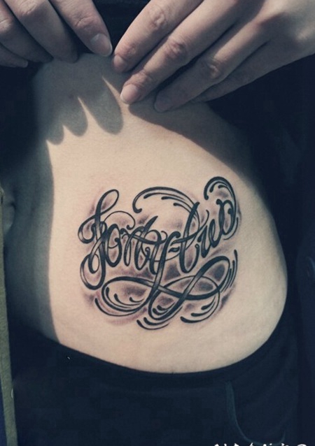 腰侧个性创意英文字母纹身图案