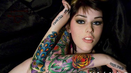 美女展示手臂孔雀花卉彩绘纹身图案