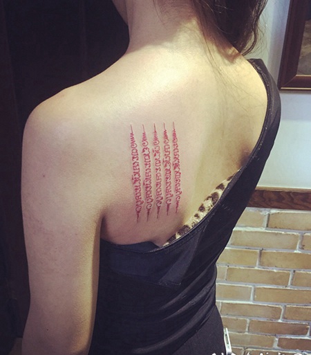 美女后背五条经文个性纹身图案