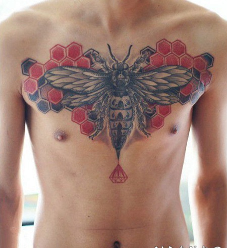 男性胸部超霸气蜜蜂蜂巢纹身图案