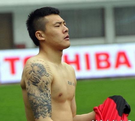 王大雷右臂霸气奖杯刺青图片