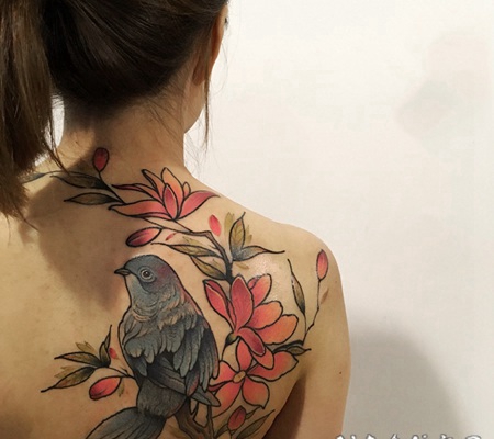 女生后背小鸟和花蕊纹身图案