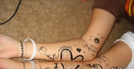 手臂情侣心形和英文涂鸦花朵纹身图案