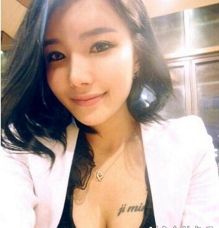 性感正妹胸部小清新英文纹身图案