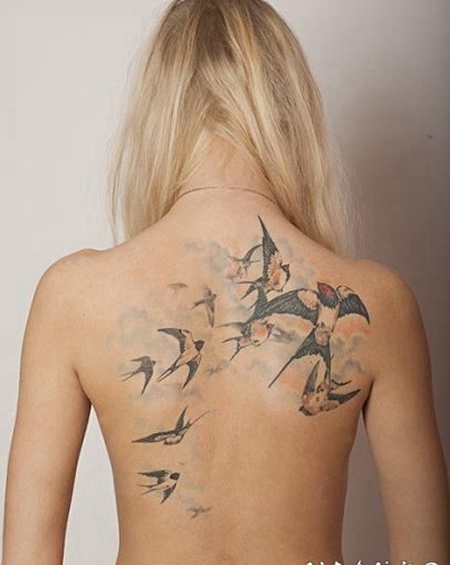 女生后背唯美的燕子纹身图案