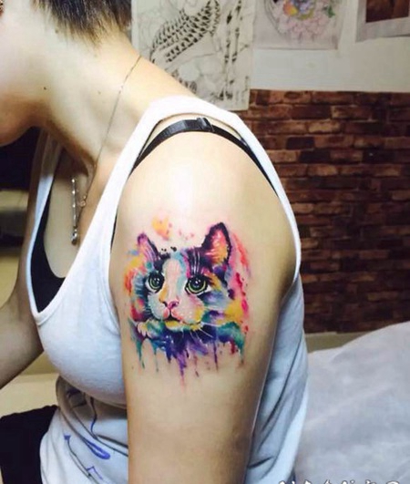 女生手臂可爱的彩绘小猫纹身图案