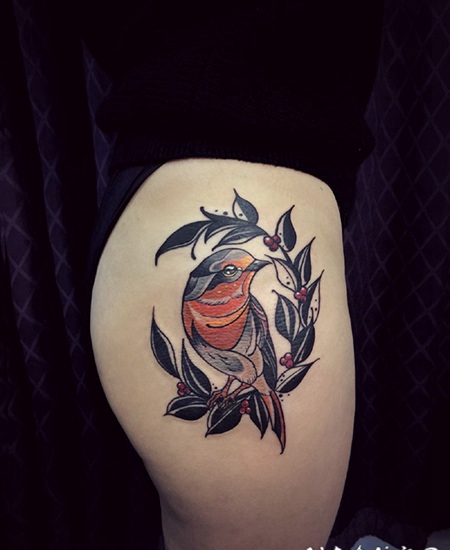 臀部可爱知更鸟纹身图案