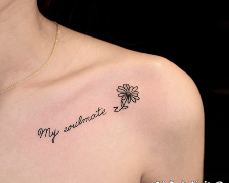 锁骨处个性英文与花朵纹身图案