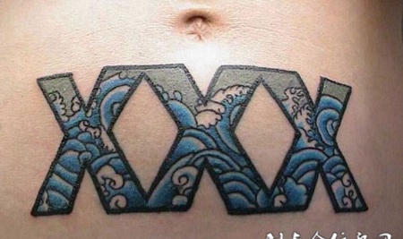 嵌有波浪的字母XXX刺青