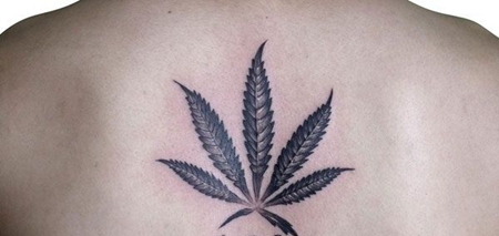 背部叶子文字纹身图案