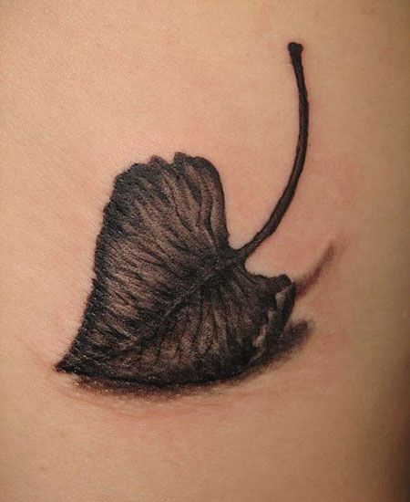 后背上的叶子纹身图案