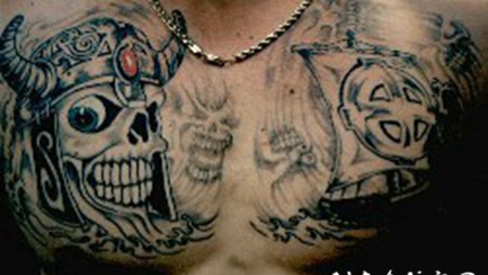 胸部黑白骷髅战士头盔纹身图案