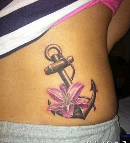 女性腰上漂亮的铁锚和花纹身图案