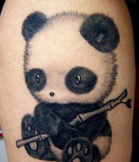 抱着一段竹子的熊猫纹身图案