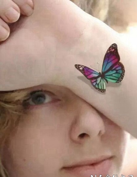 手腕上漂亮的D蝴蝶纹身