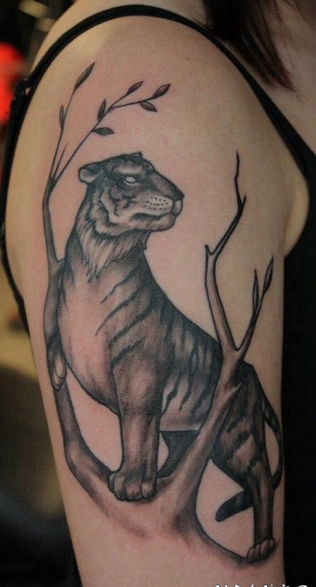 肩部简单的大老虎与树纹身图案