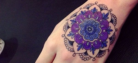 手背紫色曼陀罗纹身图案