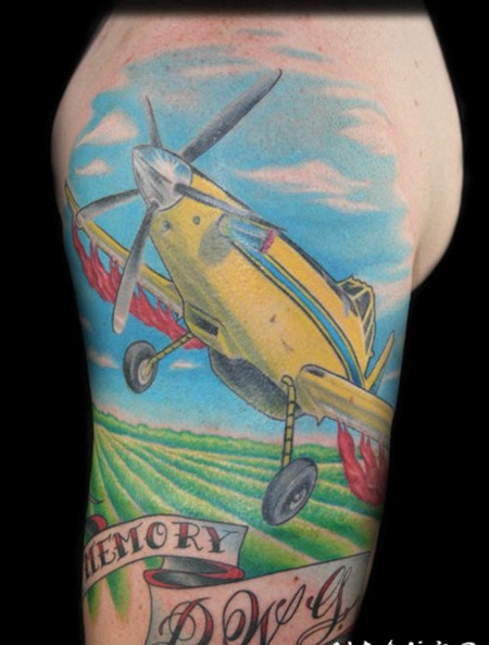 肩部彩色小飞机与字母纹身图案