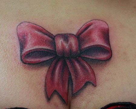 胸部彩色蝴蝶结纹身图案