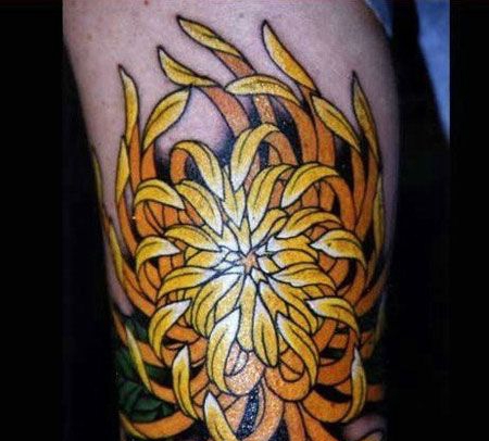 大臂黄色菊花纹身图案